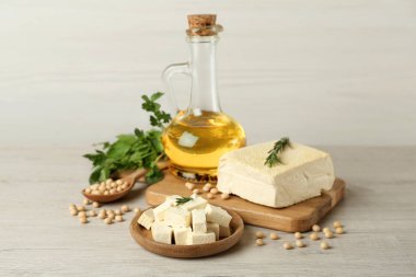 Lezzetli tofu parçaları otlu, yağlı ve soya soslu beyaz masa.