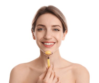 Beyaz arka planda doğal yeşim taşı kullanan genç bir kadın.