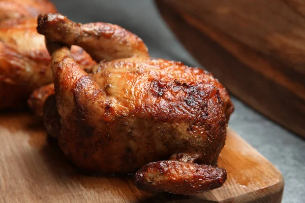 Gri masada leziz ızgara tavuklar, yakın plan.