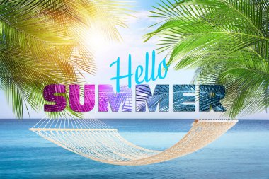 Merhaba Summer. Güneşli bir günde, deniz kenarındaki palmiyeler arasındaki hamak
