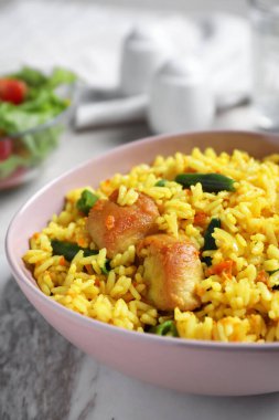 Lezzetli pirinç pilavı, kasede et, yakın plan.