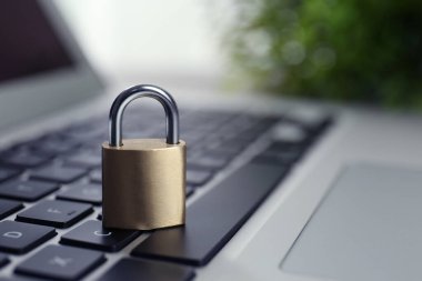 Dizüstü bilgisayarda metal asma kilit, mesaj için boşluk. Siber güvenlik kavramı