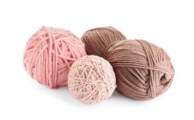 Beyaz arkaplanda yumuşak renkli yün iplikler