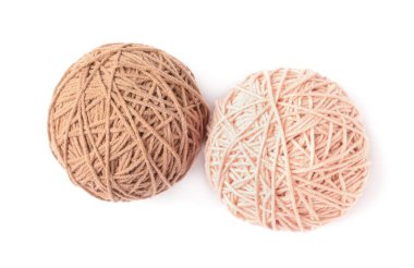 Beyaz arkaplanda yumuşak renkli yün iplikler, üst görünüm