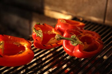 Lezzetli taze dolmalık biberler pişiriyorum fırında ızgara ızgara, yakın plan