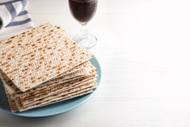 Beyaz masada yığınla matzo ve kırmızı şarap. Metin için boşluk
