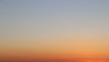 Gün batımında şehrin gökyüzüne karşı manzarası