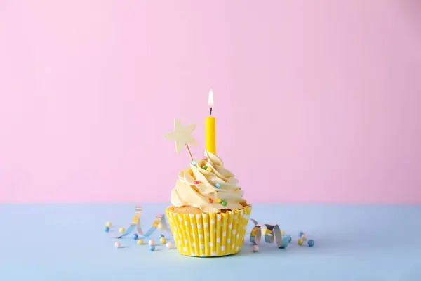 Νόστιμο Cupcake Γενεθλίων Αναμμένο Κερί Τρούφα Και Streamer Γαλάζιο Τραπέζι — Φωτογραφία Αρχείου