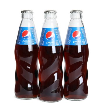 MYKOLAIV, UKRAINE - 10 Şubat 2021: Beyaz arkaplanda Pepsi şişeleri