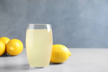 Bir bardak limonata ve taze meyve. Metin için boşluk