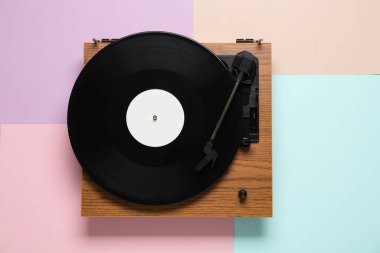 Renk arkaplanı ve üst görünümü üzerinde vinil plağa sahip Turntable