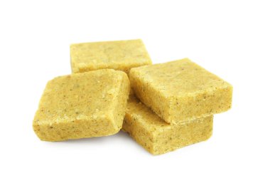 Beyaz arka planda Bouillon küpleri. Çorba konsantresi