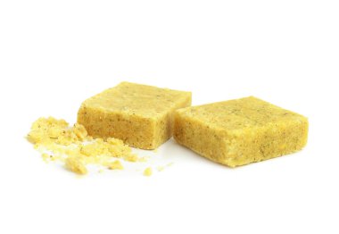 Beyaz arka planda Bouillon küpleri. Çorba konsantresi