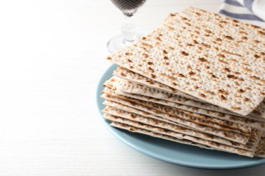 Beyaz masa üzerinde matzo yığını olan tabak.
