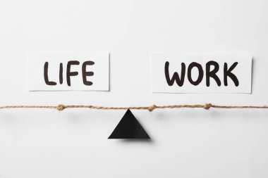 Siyah üçgen, ip ve kelimeler. Hayat, beyaz arka plan üzerinde çalış, düz uzan. Denge kavramı