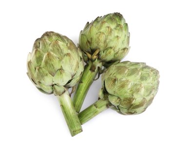 Beyaz arka planda taze çiğ enginarlar, üst görünümde.