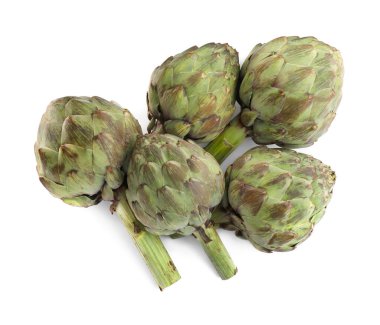 Beyaz arka planda taze çiğ enginarlar, üst görünümde.