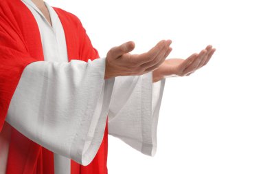 İsa ellerini beyaz arka planda uzatıyor, yakın plan.