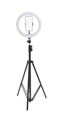 Çember ışığı ve akıllı telefonu beyaz üzerine izole edilmiş modern tripod.