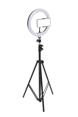 Çember ışığı ve akıllı telefonu beyaz üzerine izole edilmiş modern tripod.