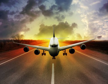 Modern beyaz uçak piste iniyor. 