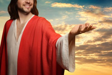 İsa ellerini uzattı ve gün batımında dua etti.