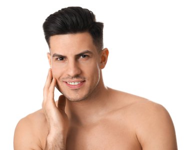 Beyaz arka planda tıraş olmadan önce sakallı yakışıklı bir adam.