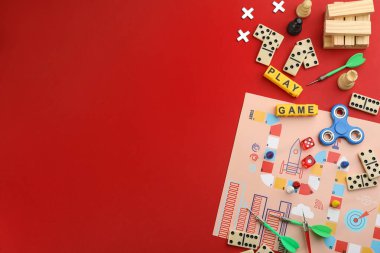 Kırmızı zemin üzerinde Play Game yazan blokların düz kompozisyonu. Metin için boşluk