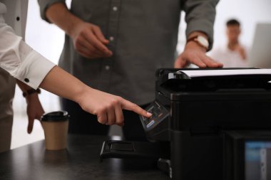 Ofiste modern yazıcı kullanan çalışanlar, yakın plan