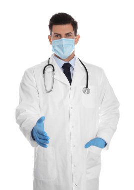 Koruyucu maskeli ve eldivenli doktor beyaz arka planda el sıkışma teklif ediyor.