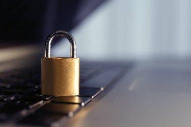Dizüstü bilgisayarda metal asma kilit, mesaj için boşluk. Siber güvenlik kavramı