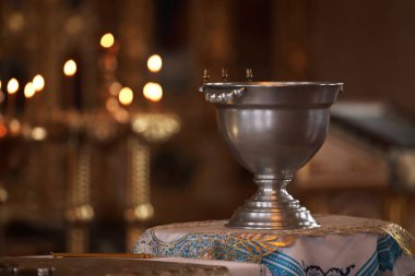 Kilisede kutsal suyu olan gümüş kap, yazı için yer. Vaftiz töreni