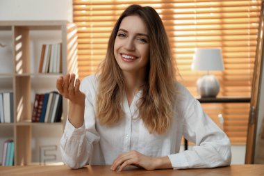 Çevrimiçi Webinar 'ı elinde tutan genç kadın, webcam' den görüntü