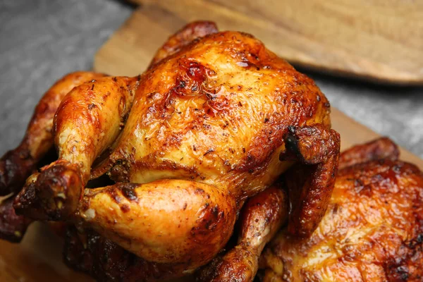 Leckere Gegrillte Ganze Hühner Auf Grauem Tisch Nahaufnahme — Stockfoto