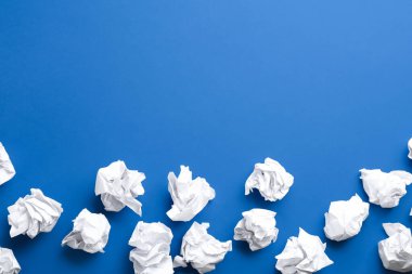 Mavi arka planda buruşmuş kağıtlar, düz. Metin için boşluk