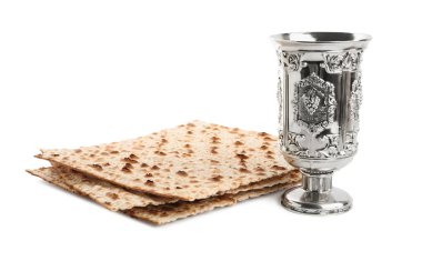 Beyaz arka planda geleneksel matzos ve şarap