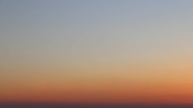 Gün batımında şehrin gökyüzüne karşı manzarası