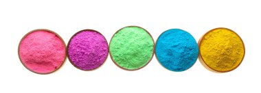 Beyaz arka planda kaselerde renkli tozlar, üst manzara. Holi festivali kutlaması