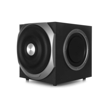 Modern subwoofer beyaz üzerine izole. Güçlü ses hoparlörü