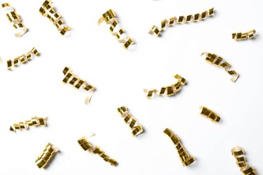 Beyaz arka planda parlak altın yılanlı flamalar, üst manzara