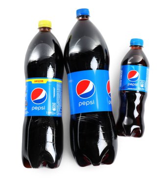 MYKOLAIV, UKRAINE - 10 Şubat 2021: Beyaz arka planda Pepsi şişeleri, üst görünüm