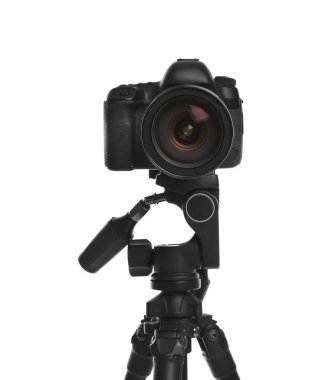 Profesyonel kameralı modern tripod beyaza izole edilmiş.