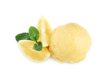 Beyaz arka planda limonlu ve naneli bir kepçe lezzetli dondurma.