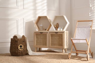 Moda mobilya ve aksesuarlarla dolu modern çocuk odası.