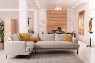 Rahat kanepe ve ahşap masa olan şık bir oturma odası.