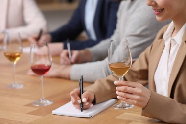Sommelier 'ler kapalı mekanlarda farklı türde şarap tadıyorlar.