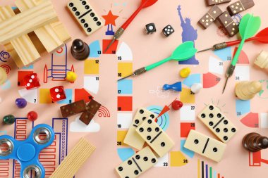 Masa oyunlarının farklı türleri ve arka plan bileşenleri, üst görünüm