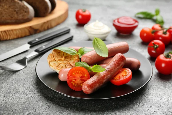 Läckra Vegetariska Korvar Med Basilika Och Grönsaker Grått Bord — Stockfoto