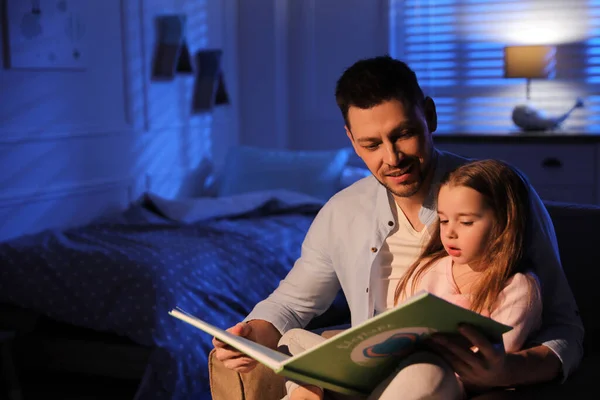 Padre Leyendo Cuento Hora Acostarse Hija Casa —  Fotos de Stock