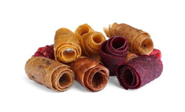 Beyaz arka planda lezzetli meyve ruloları